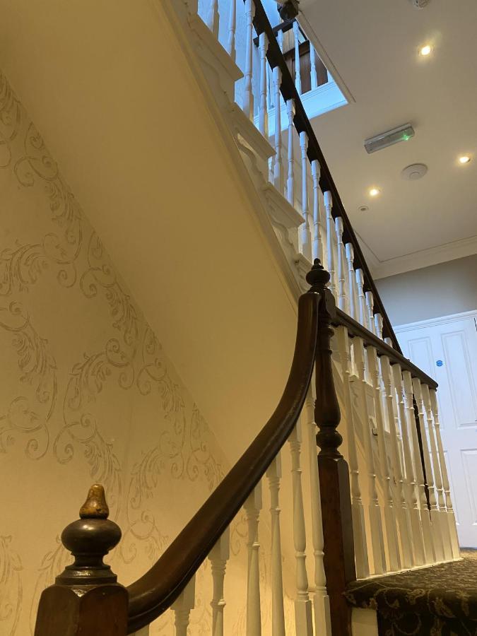 Number One Hundred Bed And Breakfast Cardiff Exteriör bild