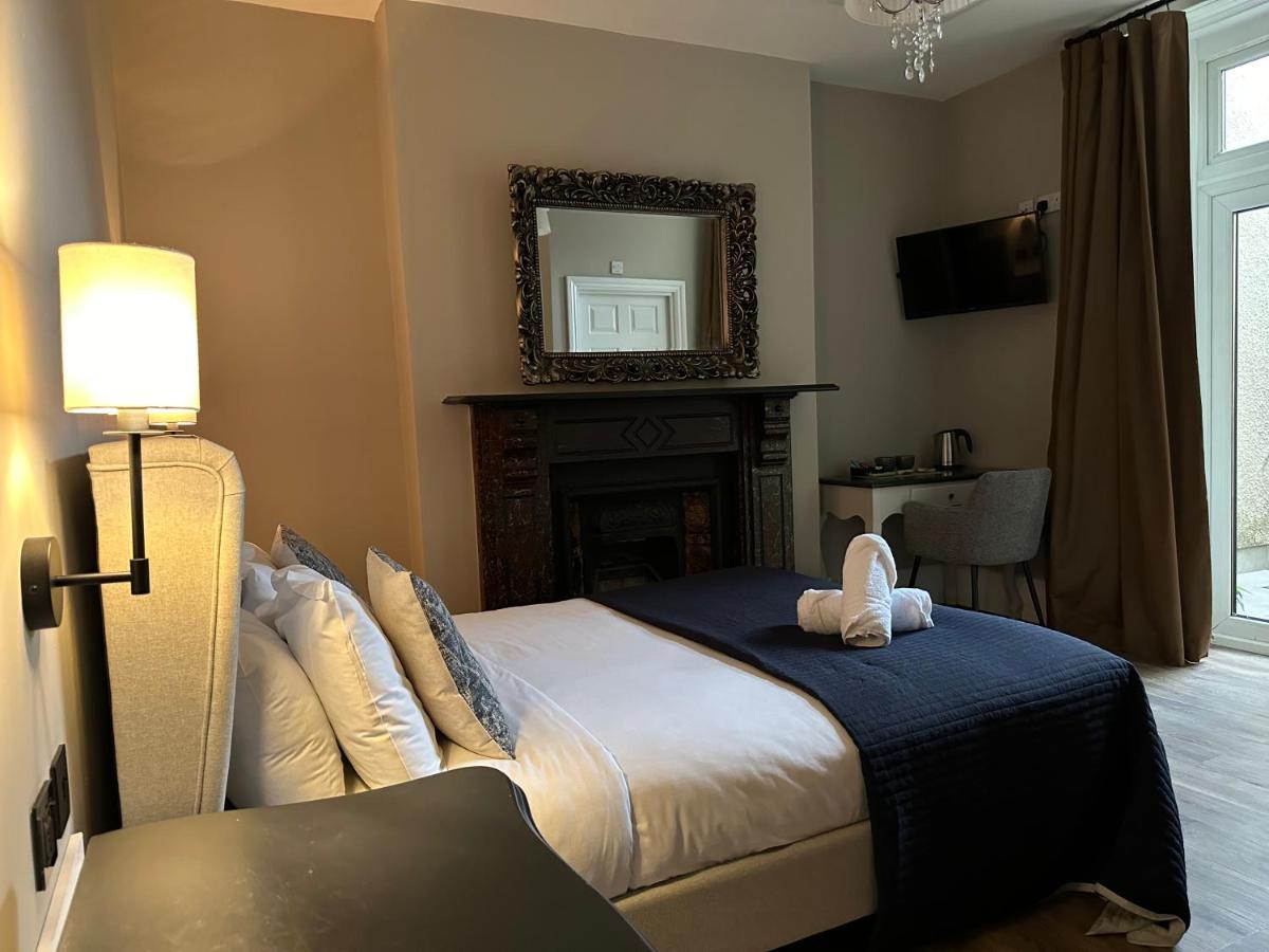 Number One Hundred Bed And Breakfast Cardiff Exteriör bild