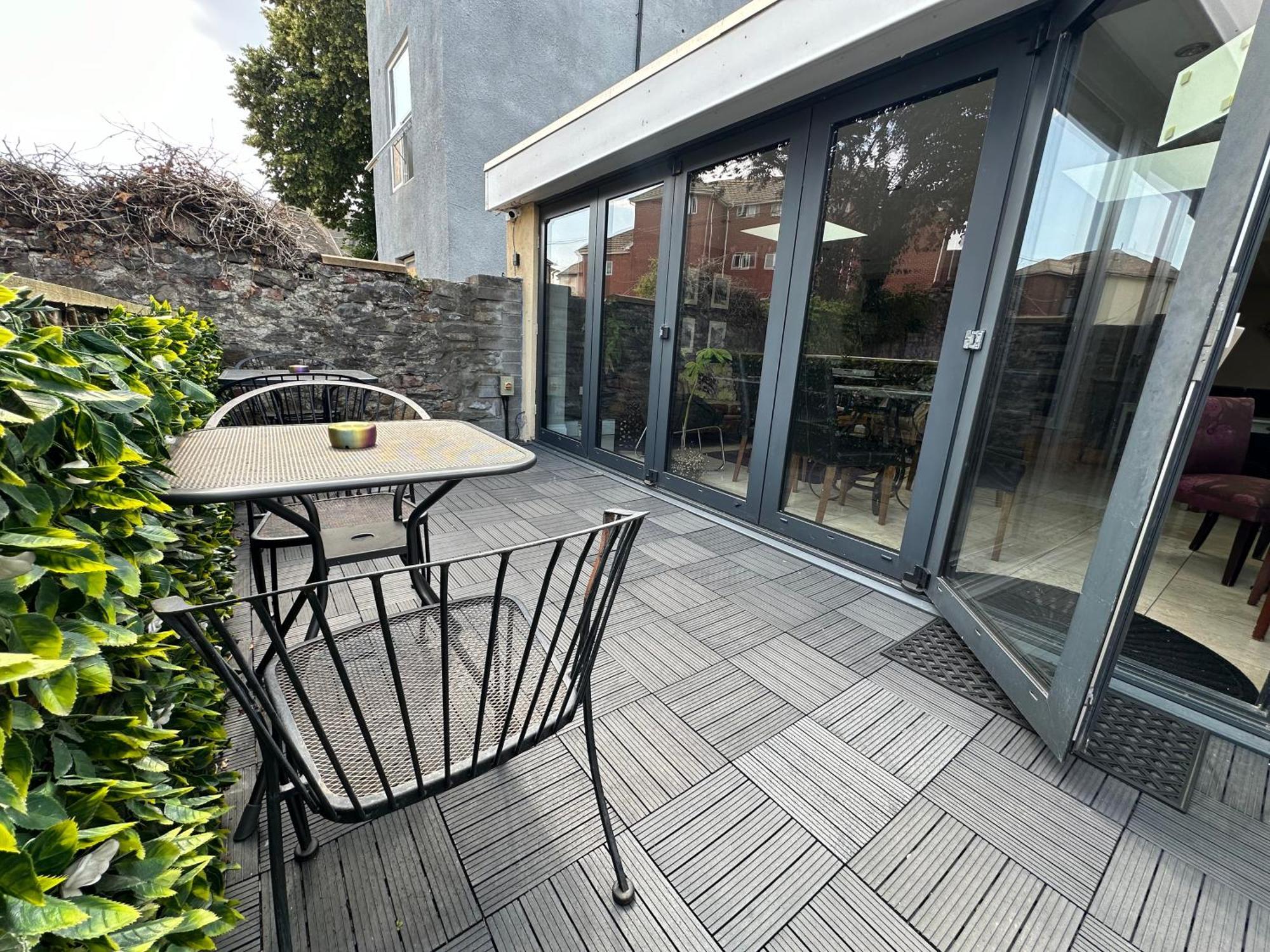 Number One Hundred Bed And Breakfast Cardiff Exteriör bild