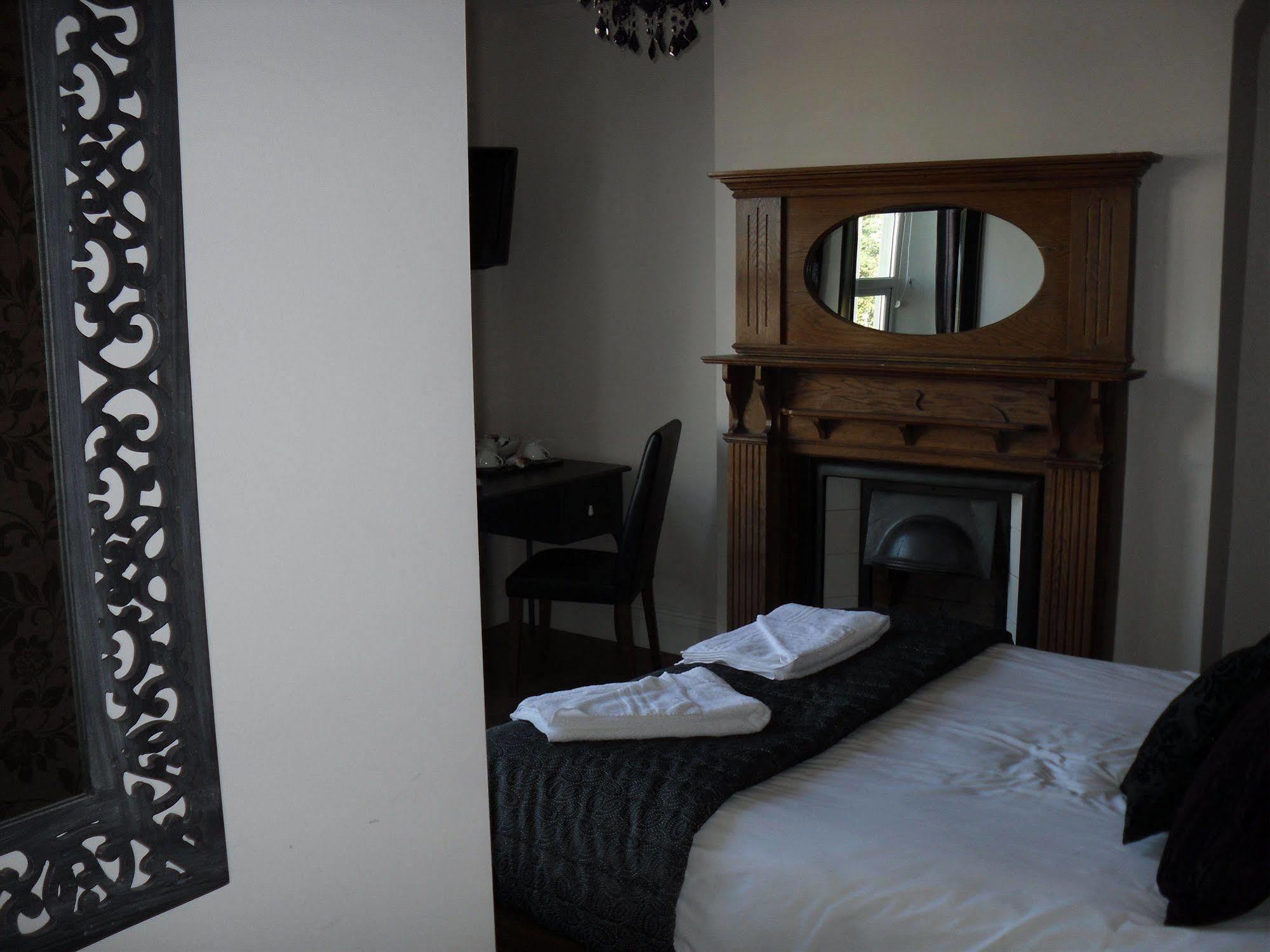 Number One Hundred Bed And Breakfast Cardiff Exteriör bild