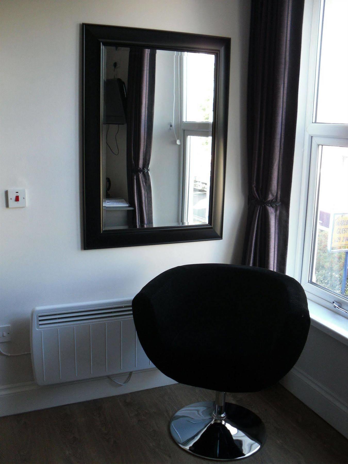 Number One Hundred Bed And Breakfast Cardiff Exteriör bild