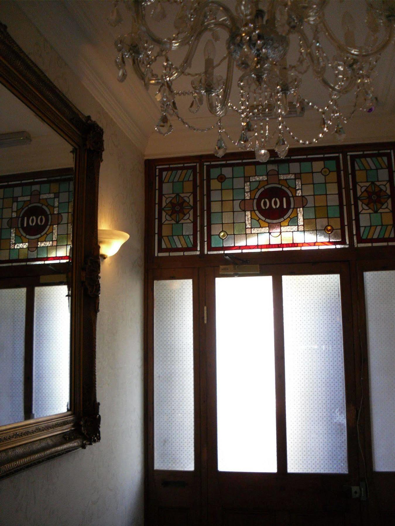 Number One Hundred Bed And Breakfast Cardiff Exteriör bild